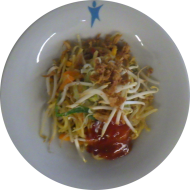 Kleine Portion: Chinesische Bratnudeln mit Chinagemüse, Mungo-Sprossen und Röstzwiebeln (2,18,81) an Thai-Chili-Dip (9,18,81)