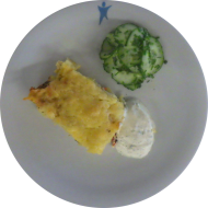 Kleine Portion: Kartoffelauflauf mit Paprika und Hirtenkäse (15,19) an Kräuter-Creme fraiche-Dip (19) dazu kleiner Gurkensalat mit Dill