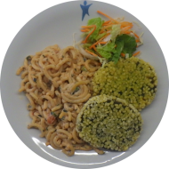 2 Dinkel-Spinatröstling (15,19,81,85) dazu italienischer Nudelsalat (9,15,81) und Salatgarnitur