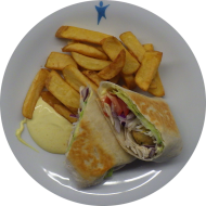 Wrap mit Falafelbällchen, Salat, Tomaten, Gurken, Sprossen, Zwiebeln und Curry-Mayonnaise (22,81) dazu Rustico frites