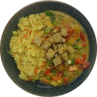 Buntes Gemüsecurry mit Tofu, Tomaten, Paprika, Lauchzwiebeln und Mangosaft (2,3,18,49) dazu Couscous mit Gemüsestreifen (21,81)