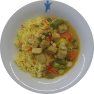 Kleine Portion: Buntes Gemüsecurry mit Tofu, Tomaten, Paprika, Lauchzwiebeln und Mangosaft (2,3,18,49) dazu Couscous mit Gemüsestreifen (21,81)