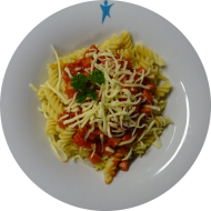 Klassischer Wurstgulasch mit Jagdwurst (2,3,8,22,81) und Spirelli (81) dazu geriebener Gouda (19)