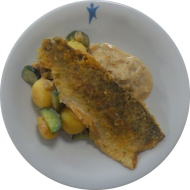 Gegrilltes frisches Lachsforellenfilet (16,24,44,56) auf Lausitzer Gurkenkartoffeln (19)