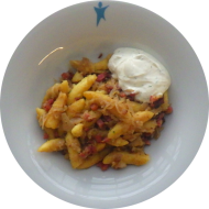 Krautschupfnudeln mit Meerrettich-Creme fraiche-Dip (3,19,24), Schmorkraut und Schinkenwürfel (2,3,15,51,81)