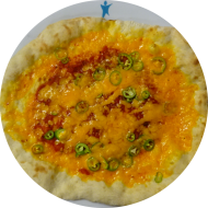 Sie können aus 5 verschiedenen Pizzavariationen wählen. Heutige Tagesempfehlung: Chili-Cheese-Pizza mit Cheddar und frischen Peperoni (1,2,19,81)