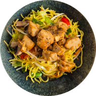 Chop Suey mit Hähnchen, Karotten, Sprossen, Lauchzwiebeln und Ingwer (2,18,49,54,81) dazu chinesische Bratnudeln (2,18,81)