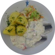 Marinierter Hering nach 'Hausfrauen Art' (3,9,15,16,19,22,56,81) dazu Kartoffeln (62) und Salatgarnitur