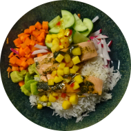 'Poke Bowl' mit Lachsfilet, Mango, Basmati, Avocado, Gurke, Radieschen und Karotte (3,16,23,56)