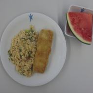 Marinierter Tofu im Pankomantel ausgebacken (3,18,81,83) dazu Reisnudelsalat mit getrockneten Tomaten, Pinienkernen und Rucola (3,24,81) und frische Melone