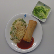 Frühlingsrolle mit Hühnerfleisch, Gemüse und Sprossen (21,54,81) an süß-scharfem Asia Dip (9) dazu Bratreis mit Zuckerschoten und Kopfsalat mit frischem Dill