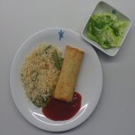 Frühlingsrolle Gourmet (21,81) an süß-scharfem Asia Dip (9) dazu Bratreis mit Zuckerschoten und Kopfsalat mit frischem Dill