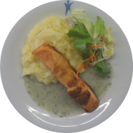 Lachsfilet unter knuspriger Korianderkruste (16,19,22,56,81) und Weißwein-Soße (19,24,44,81) dazu hausgemachter Kartoffelstampf (19) und Salatgarnitur