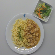 Hähnchenbrustwürfel in Thymian-Zitronen-Soße (1,54,81) dazu Eierspätzle (15,81) und Salatgarnitur