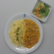 Kürbis-Sojarahm-Geschnetzeltes mit Kürbiskernen und Paprikawürfel (18,49,81) dazu Eierspätzle (15,81) und Salatgarnitur