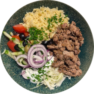 Griechische 'Tzatziki-Bowl' mit Kritharaki, frischem Gemüse und Hähnchengyros (3,19,49,54,81)