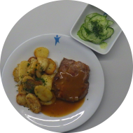 Thüringer Rostbrätl - Schweinesteak in Senf-Zwiebel-Schwarzbier-Marinade (22,44,51) an Bratenjus (22,81) dazu Bratkartoffeln und kleiner Gurkensalat mit Dill