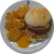 Burger Chili-Cheese mit Rindfleischpatty, Bacon, roter zwiebel, Tomate, Gewürzgurke und Peperoni (1,2,3,9,19,22,23,51,52,81) dazu Gitterkartoffeln (81)