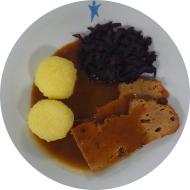 Gebeizter Seitan-Sauerbraten (2,18,22,24,44,81) mit Apfelrotkraut dazu zwei grüne Klöße (2,3,24)