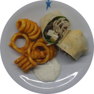 Wrap mit Grillgemüse, Hirtenkäse und Joghurt-Kräuter-Soße (19,81) dazu Twister Pommes