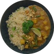 Thailändisches Massam-Curry mit Kartoffeln, roter Zwiebel, Bohnen, Koriander und Erdnusscreme (2,17,18,49,81) dazu Bratreis mit Lauchzwiebeln