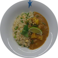 Kleine Portion: Thailändisches Massam-Curry mit Kartoffeln, roter Zwiebel, Bohnen, Koriander und Erdnusscreme (2,17,18,49,81) dazu Bratreis mit Lauchzwiebeln