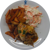 BBQ Plate mit Pulled Pork, Chicken Wings und hausgemachtem Cole Slaw (9,15,21,51,54,81) dazu gewürzte Curry-Chili-Fries
