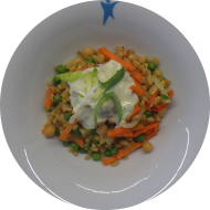 Kleine Portion: Zartweizen-Pfanne mit buntem Gemüse und Kichererbsen (21,81) an Kresse-Soja-Dip (3,18)