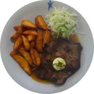 Schweinenackensteak in Basilikum-Bärlauchmarinade mit Kräuterbutterrosette garniert (1,2,18,19,22,51,81) dazu Kartoffelspalten und kleiner Weißkrautsalat mit Lauchröllchen