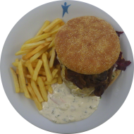 'Wine&Cheese' Burger mit Rotwein-Zwiebeln, Camembert, Radicchio und Käsecreme (1,19,22,24,44,52,81,82,84) dazu fritierte Kartoffelstäbchen