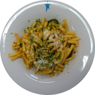 Pasta 'Verdure' mit Zucchini, Aubergine, Paprika, Pinienkernen, Knoblauch und Hartkäse (19,49,81) oder veganer Reiberei (1)
