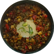 'Quinoa Jambalaya' mit gebratenen Tofu, Champignons, Sellerie, Paprika und Spinat (2,18,21,49,62,81) an Kräuter-Sojaghurt-Dip (3,18)