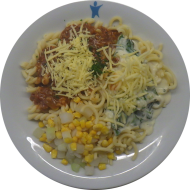 Pastabar (81) mit Nuss-Bolognese (49,72,73) oder Käse-Kräuter-Soße (1,19,81) dazu geriebener Gouda (19) oder Reiberei (1) und buntes Gemüse