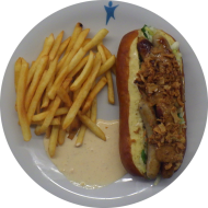 'Wiesn-Dog' mit Rostbratwurst, Weißkrautsalat, Röstzwiebeln und süßen Senf (15,19,22,51,81) dazu frittierte Kartoffelstäbchen