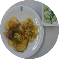 Kichererbsenrührei Tomate und Basilikum (1,81,83) dazu Bratkartoffeln und Gurkensalat 