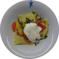 Kleine Portion: Maultaschenpfännle mit Champignons, Lauch und Paprika dazu Schmand-Dip (15,19,21,62,81)