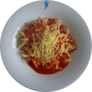 Makkaroni mit (81) mit Tomaten-Kräuter-Soße (81) dazu geriebener Gouda (19) oder veganer Reiberei (1)