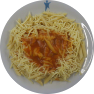 Makkaroni ohne Wurst (62,81) mit Tomaten-Kräuter-Soße (62,81) und Reiberei (1)