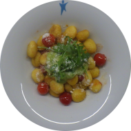 Gebratene Gnocchi dazu buntes Gemüse und Tomaten mit geriebenem Hartkäse (15,19)