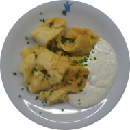 Deftiger Kaiserschmarrn mit Back-Camembertwürfeln und Schnittlauch (1,13,15,19,81) an Dillschmand (19)