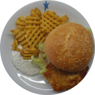 Crispy Chicken Burger mit Salsa, Peperoni, Zwiebeln und Kräutermayo (1,9,15,19,23,54,81,83) dazu Gitterkartoffeln (81)