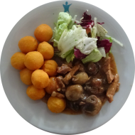 Deftige Bierkutscherpfanne (2,21,22,44,51,81) mit Kartoffelbällchen (81) und Salatgarnitur
