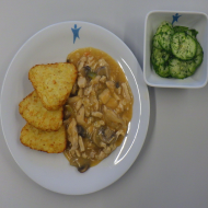 Putengeschnetzeltes 'Züricher Art' mit Weißwein, frischen Champignons und Sahne (1,3,19,21,24,44,54) dazu Kartoffelröstiecken und kleiner Gurkensalat mit Dill