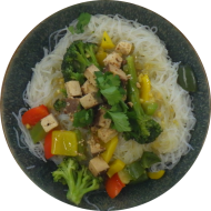 Asiatisches Tofu Stir Fry mit Brokkoli, Knoblauch, Frühlingszwiebel, Sesam und Koriander (2,18,23,49,81) dazu Glasnudeln (2,18,81)