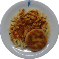 Hausgemachtes Kartoffelschnitzel (15,19,72,81,84) mit Tomaten-Kräuter-Soße (81) dazu Spirelli (81) und frisches Obst