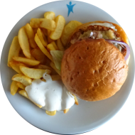 Blue Cheese Burger mit Gorgonzola, Birnen-Zwiebelmarmelade, Eisbergsalat und Mayonnaise (1,9,15,19,22,24,47,52,81,83) dazu Steakhouse Pommes