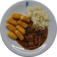 Würziger Gulasch vom Rind mit Rauchwurst, Senf und Zwiebelringen (1,2,3,21,22,46,51,52,81) dazu Blumenkohlgemüse und Kroketten (81)