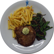 Gegrilltes Holzfällersteak mit deftigen Bohnen und Kräuterbutter (19,51,62) an Bratenjus (81) dazu frittierte Kartoffelstäbchen