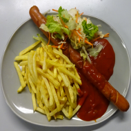 Gebratene Riesencurrywurst vom Schwein (2,3,51,52) mit Currysoße (1,2,9,10,11) und frittierte Kartoffelstäbchen dazu Salatgarnitur