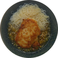Japanisches'Chicken Katsu'Hähnchen im Pankomantel in Curry-Sojasoße mit Ingwer und Knoblauch (2,15,18,23,49,54,81) dazu Glasnudeln (2,18,81)